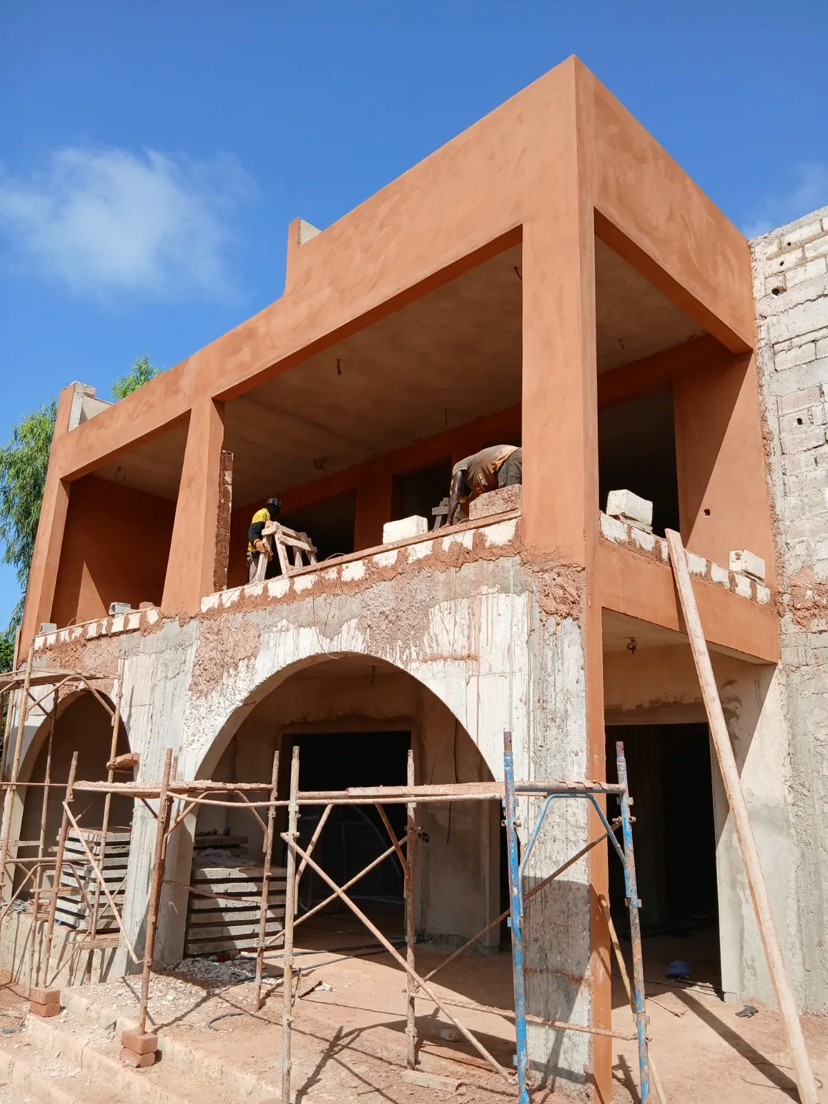 Villa à arcades et façade en pierre