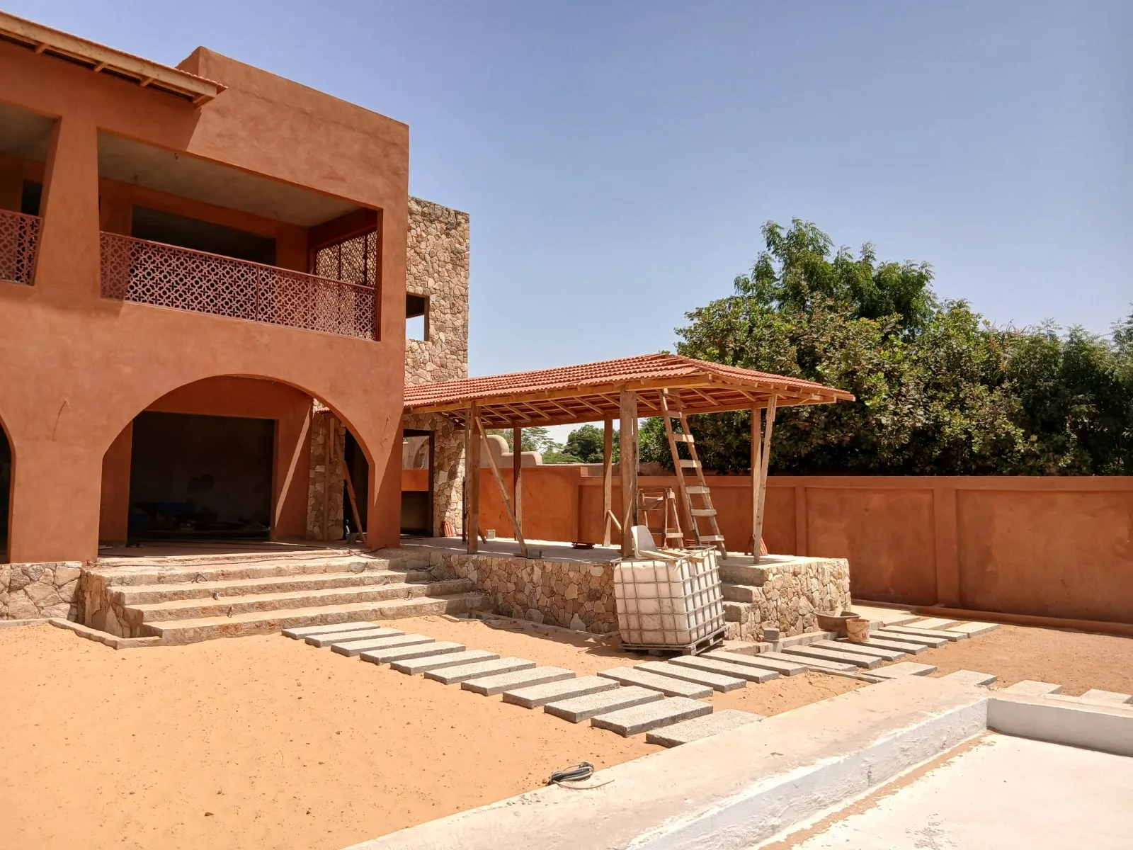 Villa à arcades et façade en pierre
